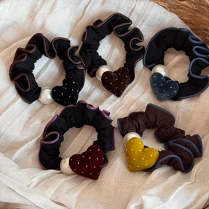 Cinque elastici per capelli in velluto con cuori e perle in vari colori autunnali