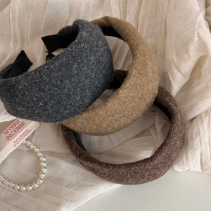 Texture détaillée de bandeaux épais en peluche gris, camel et marron en mélange de laine