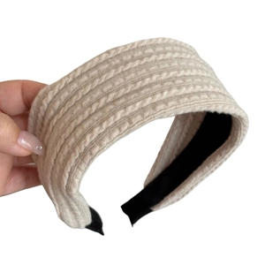 Diadema ancha de punto trenzado en color beige para mujer ideal para el otoño y el invierno