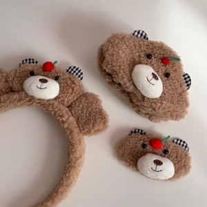 Détail des accessoires cheveux ours en peluche incluant bandeau, chouchou et barrette