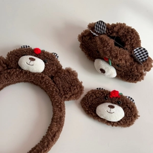 Vue détaillée du serre-tête ours en peluche, du porte-monnaie et de la pince à cheveux doux