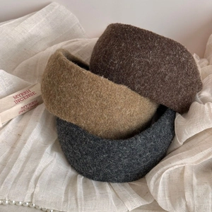 Détail de bandeaux rembourrés en mohair pelucheux en marron foncé, camel et gris