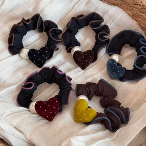 Set elastici per capelli con cuore di velluto e perla con bordo in pizzo