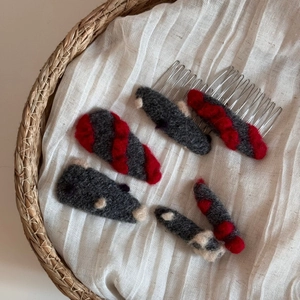 Barrettes à cheveux en feutre de laine faites à la main sur un panier tressé rustique