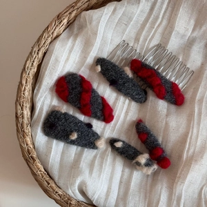 Set de pinces à cheveux en feutre de laine fait main avec motifs rouges et gris