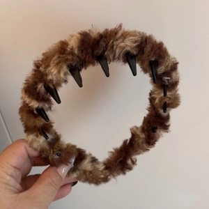 Detailed view of the leopard print plush headband featuring internal anti-slip teeth design
