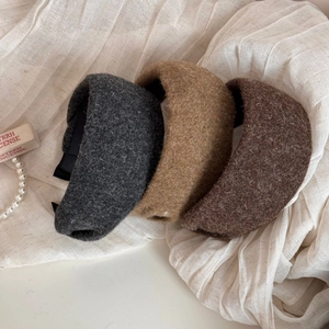 Vue détaillée de serre-têtes en peluche épaisse gris, camel et café en tissu texturé