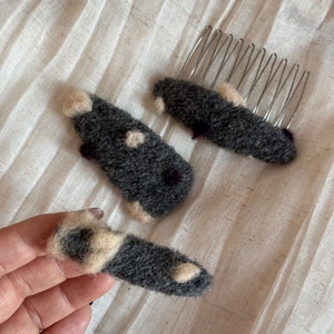 Détail de pinces à cheveux et peigne en feutre de laine faits main avec texture grise