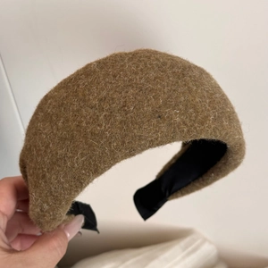 Détail du serre-tête épais en mohair marron avec texture pelucheuse et doublure intérieure