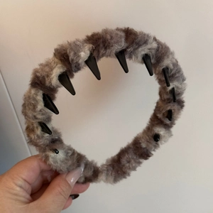 Detailed view of plush grey-brown non-slip headband with internal grip teeth