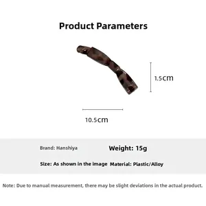 Détail macro d'une pince banane écaille avec dimensions 10,5cm et un poids de 15 grammes