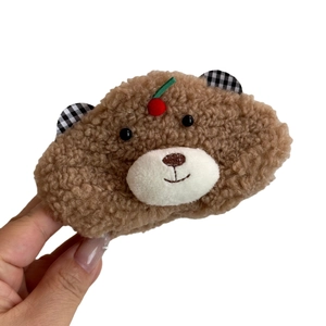 Pince à cheveux ours en peluche marron avec oreilles à carreaux et détail de cerise