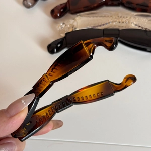 Détail de la pince banane en résine ambre montrant les dents antidérapantes internes