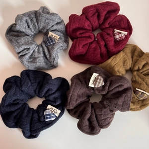 Set di 5 elastici per capelli in maglia con toppe a cuore ed etichette 'NEW'