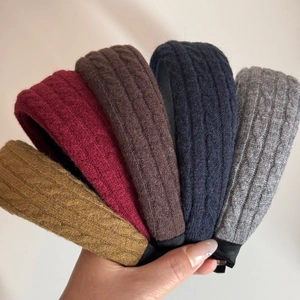 Set di cinque cerchietti in maglia grossa in giallo, rosso, marrone, blu e grigio per autunno