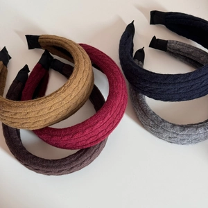 Dettaglio di fasce per capelli in maglia a trecce in vari colori moda autunnale