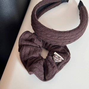 Dettaglio fascia in maglia marrone scuro e elastico cuore a scacchi per inverno