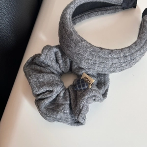 Set fascia e elastico in maglia grigia con ciondolo a cuore e trama a trecce