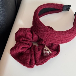 Dettaglio fascia per capelli bordeaux in maglia e elastico con trama a trecce
