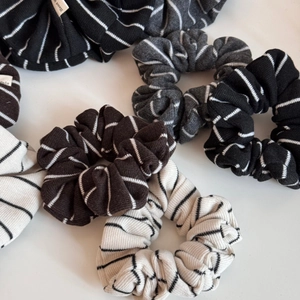 Détail de chouchous en maille texturée à rayures avec étiquettes faites à la main