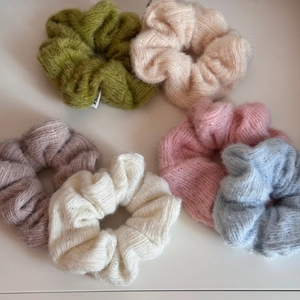 Set di sei elastici per capelli in maglia peluche dai toni pastello su fondo bianco