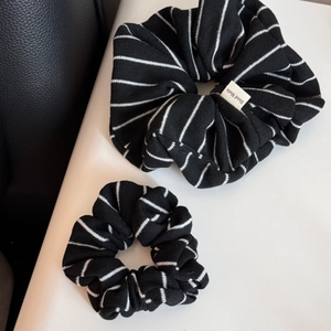 Détail de chouchous en tricot à rayures noires et blanches avec étiquette tissée main