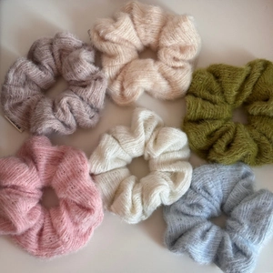 Dettaglio della trama a maglia di sei elastici in mohair in colori pastello
