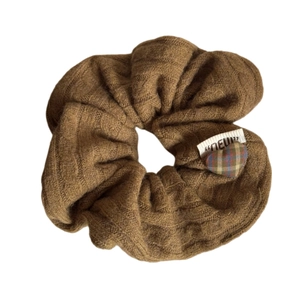 Elastico per capelli in maglia marrone con toppa a cuore ed etichetta per acconciature