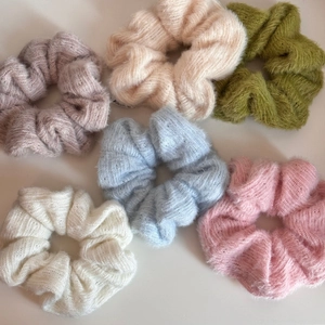 Set di 6 elastici scrunchie in maglia felpata in colori pastello per capelli autunno inverno