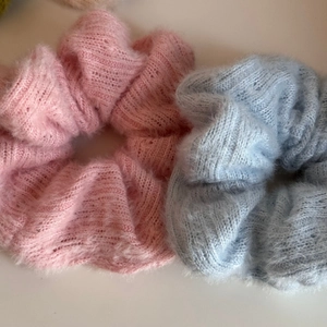 Primo piano di elastici per capelli in maglia rosa e azzurro con morbida texture
