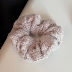 Dettaglio di elastico rosa in maglia peluche con filato piuma e trama a trecce