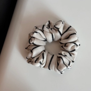 Détail rapproché du chouchou tricoté à rayures noires et blanches élégantes