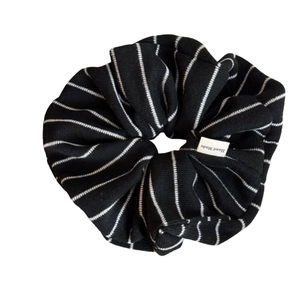 Chouchou rayé noir et blanc surdimensionné avec étiquette Hand Made artisanale