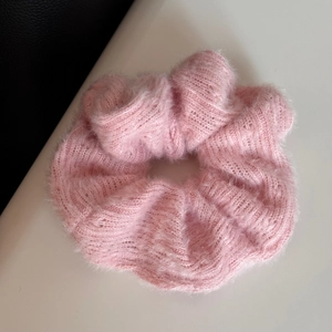 Primo piano dell'elastico rosa in maglia soffice con trama morbida e design ondulato