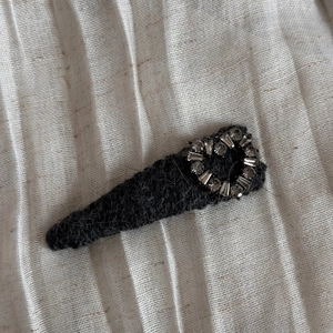 Vue détaillée d'une barrette en peluche à strass en forme de cœur pour l'automne