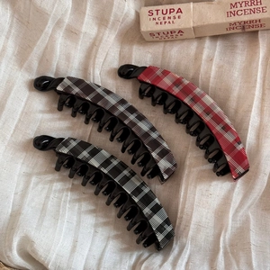 Three-piece checkered banana hair clips set in red and black plaid on white fabric