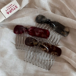 Détail d'un peigne à cheveux nœud en acétate avec motif écaille et dents en métal faites main