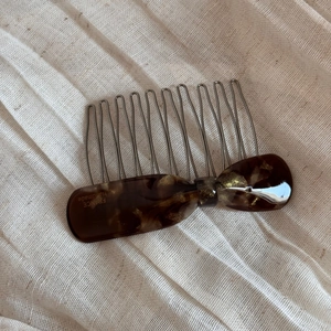 Détail du peigne à cheveux en écaille avec paillettes dorées et texte fait main