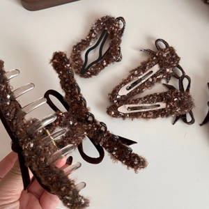 Détails du lot de pinces à cheveux marron café avec texture floconneuse et tissu peluche