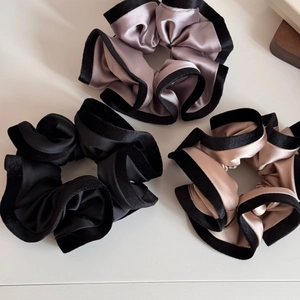 Lot de 3 chouchous en satin noir, violet et champagne avec des bords en velours chic