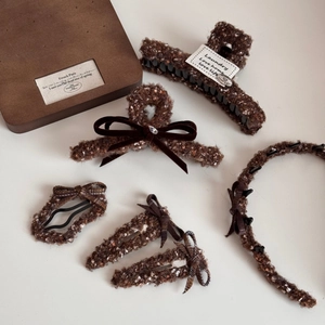 Détails d'un ensemble d'accessoires de cheveux en tweed marron avec des nœuds