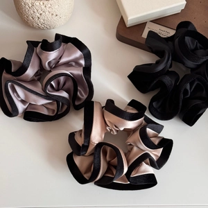 Trois chouchous de qualité en satin et velours violets, dorés et noirs à bords superposés