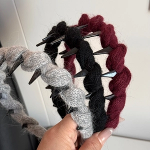 Detailed knit hairbands in burgundy, black and grey with non-slip interior teeth