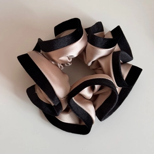 Détail de l'élastique en satin champagne avec une bordure élégante en velours noir