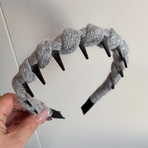 Close-up of gray cable knit headband featuring inner black anti-slip teeth detail