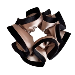 Chouchou élégant en satin champagne avec bordure en velours noir au style épuré