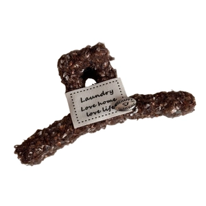 Pince à cheveux marron duveteuse motif flocon avec plaque métal et étiquette tissu