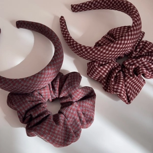 Detail of retro houndstooth sponge headband and matching scrunchie set for women