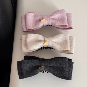 Set di tre fermagli per capelli a fiocco rosa beige e grigio con ciondoli a cuore oro