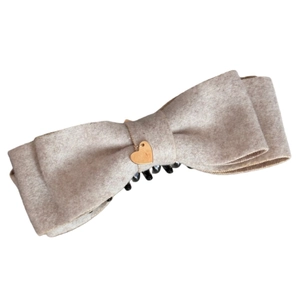 Pinza per capelli a fiocco in lana color avena con ciondolo a cuore dorato elegante